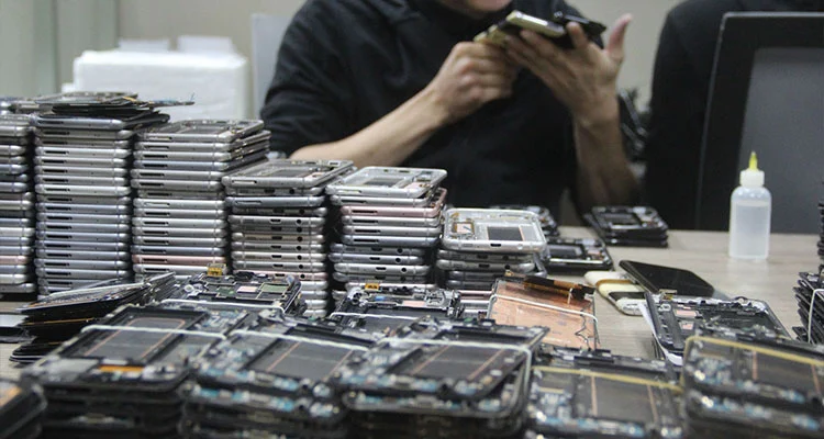 Prețurile ecranelor LCD pentru iPhone se polarizează în 2026: de ce atelierele de reparații revin la ecrane originale recondiționate